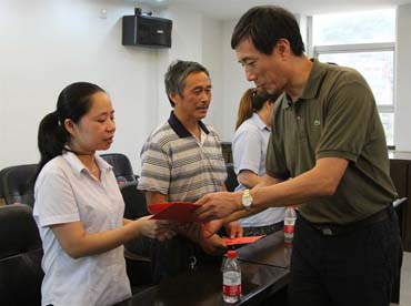 省總工會黨組書記、副主席陳震一行到順昌虹潤精密儀器有限公司慰問困難職工